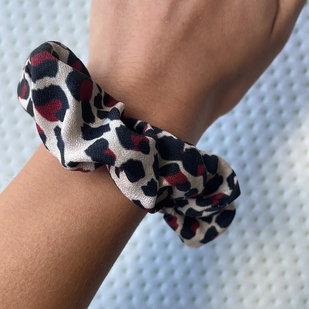 Cheetah scrunchie 🖤 - Picture 3 of 6